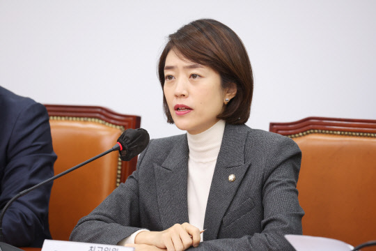 고민정 민주당 최고위원이 지난달 18일 국회에서 열린 최고위원회의에서 발언하고 있다. 연합뉴스